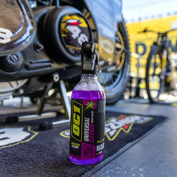 OC1 Universal Cleaner wordt op een motoronderdeel aangebracht