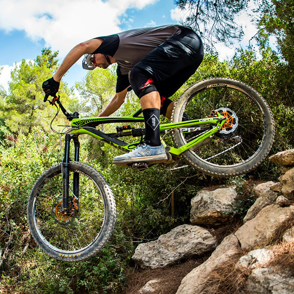Mountainbiker remt na een sprong