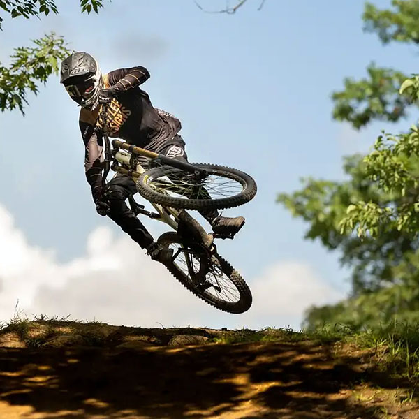 Mountainbiker op een bospad