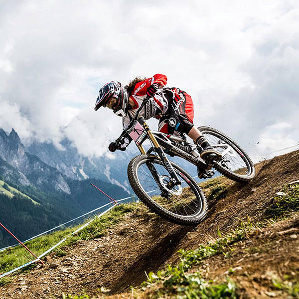 Mountainbiker tijdens een downhillafdaling