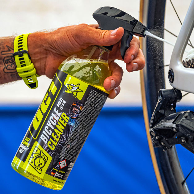 OC1 Bicycle Cleaner wordt op een fietsframe gespoten