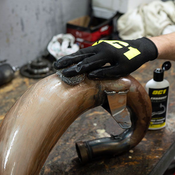 OC1 Exhaust Cleaner wordt op een motoruitlaat aangebracht