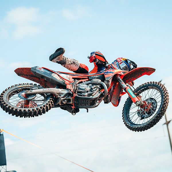 Crossmotor in actie tijdens een wedstrijd