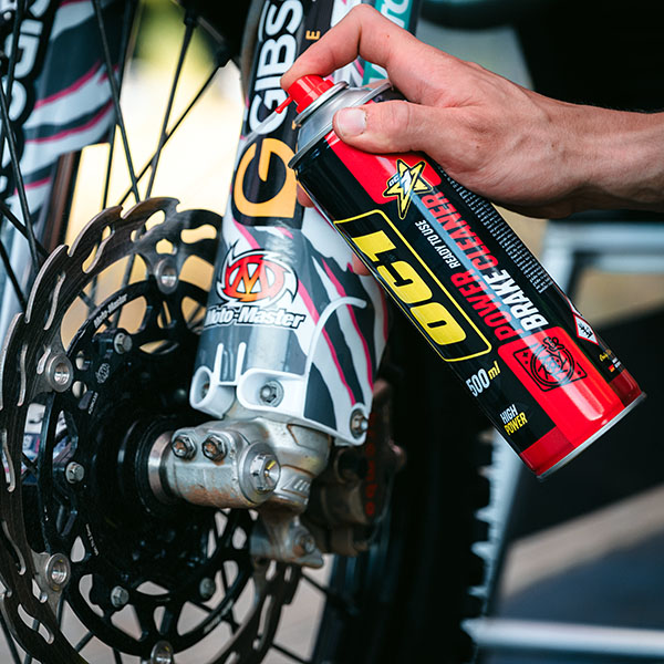 Remschijf en remklauw van een motor reinigen met de aerosol OC1 Power Brake Cleaner