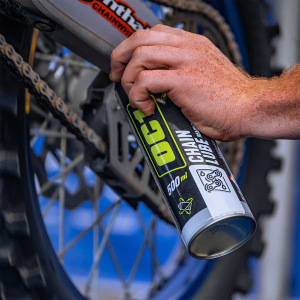 OC1 Chain Lube wordt op een fietsketting gedruppeld