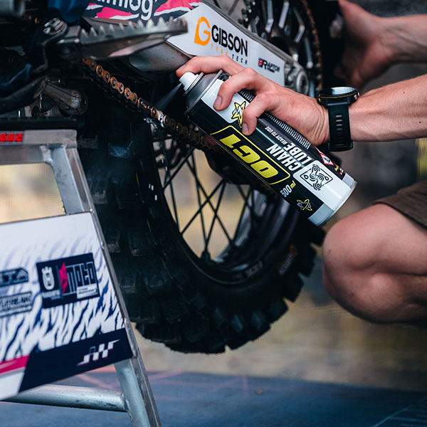 OC1 Chain Lube wordt op een fietsketting gedruppeld