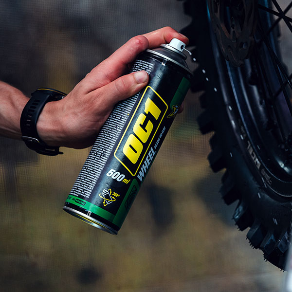 OC1 Wheel Cleaner schuimt op een velg