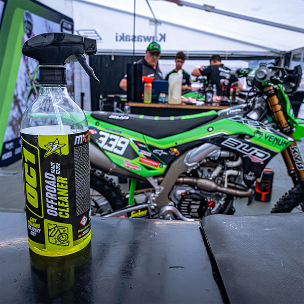 OC1 Offroad Cleaner wordt op een modderige crossmotor gespoten