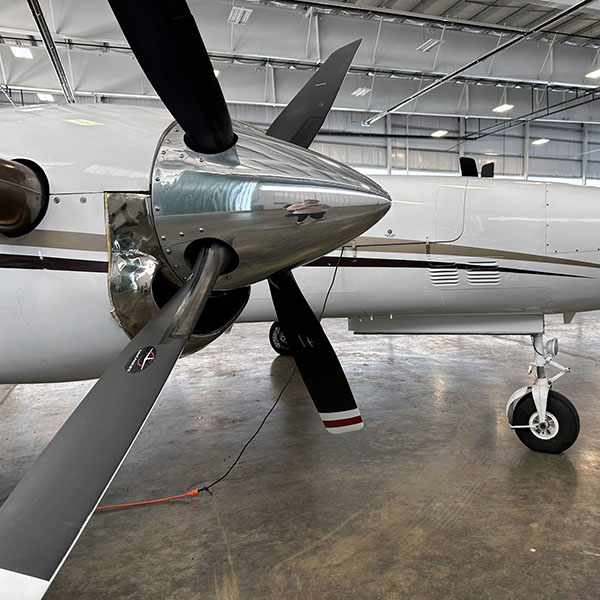 Vliegtuig in een hangar, detailopname