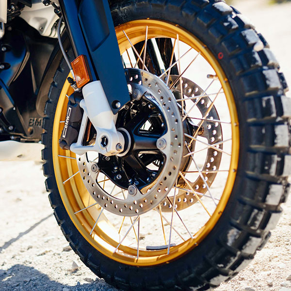Schone motorvelg na het reinigen