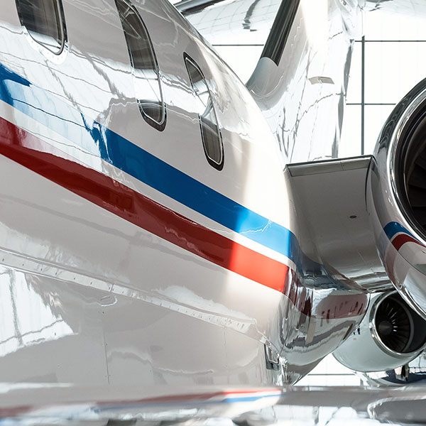 Motor van een klein vliegtuig in een hangar
