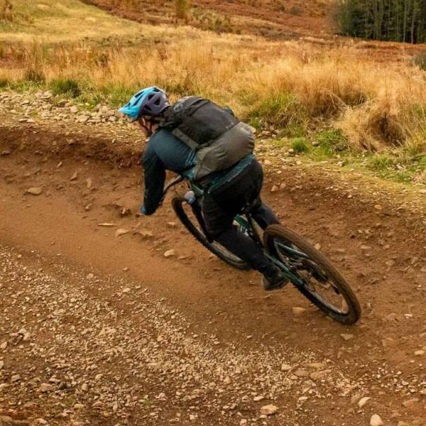 Mountainbiker op een bospad