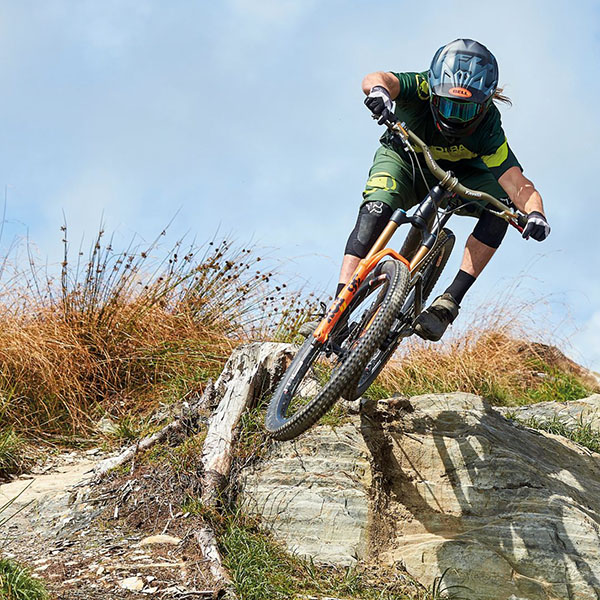 MTB'er in de lucht op een rotsachtige bergtrail