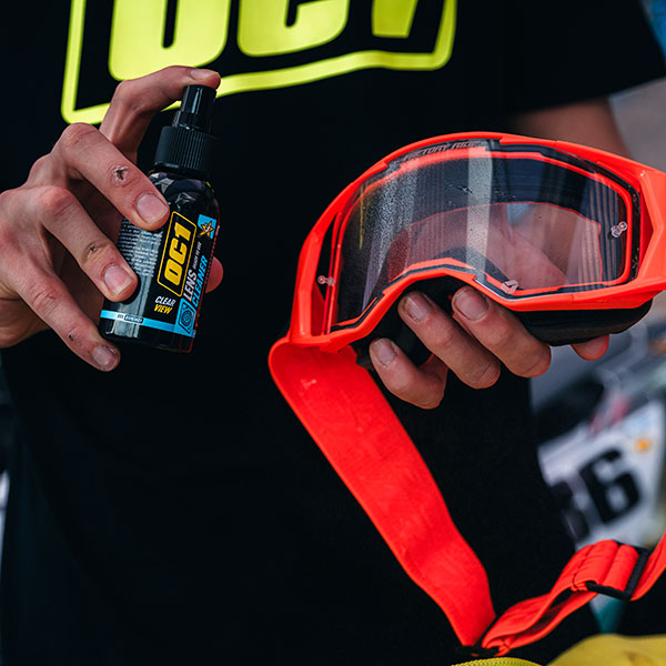 OC1 Anti-Fog aanbrengen op motorgoggles