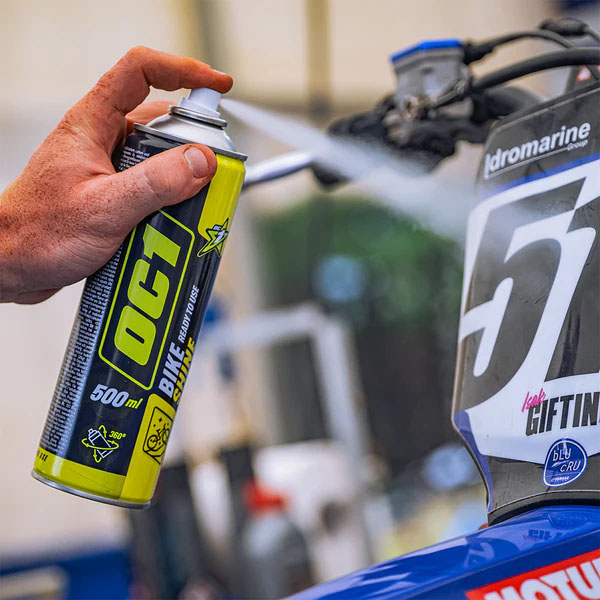 OC1 Bike Shine spray aanbrengen op de kuip van een motor