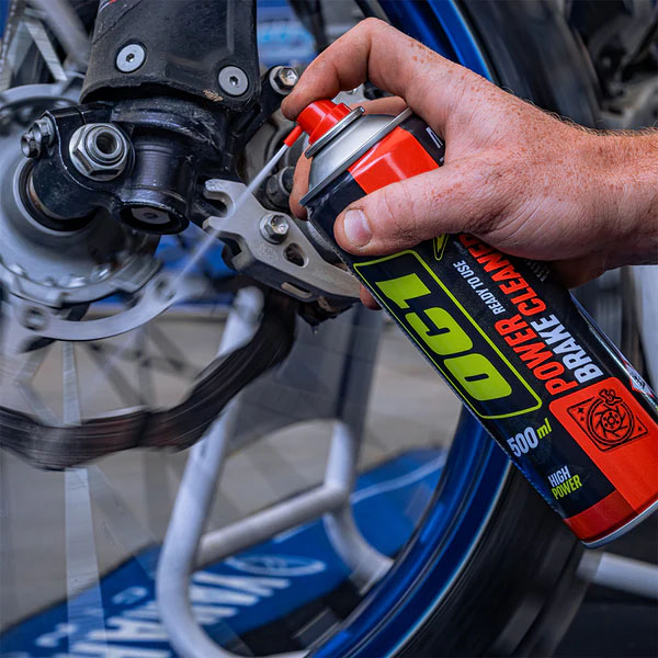 OC1 Brake Cleaner wordt op een remschijf gespoten