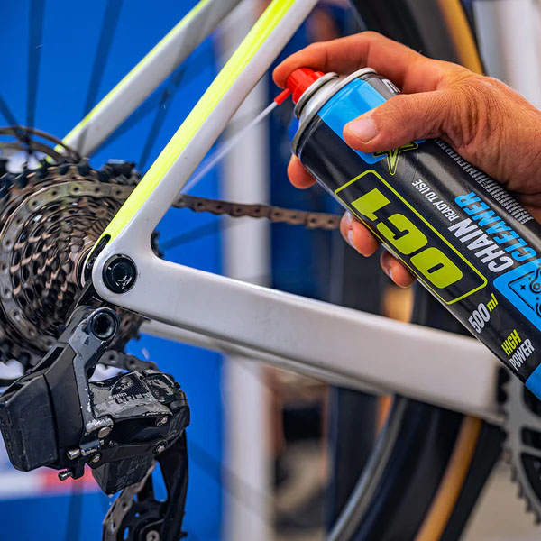 Ketting en derailleur van een fiets reinigen met de aerosol OC1 Chain Cleaner