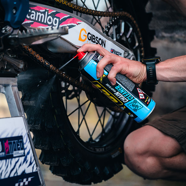 Fietsketting wordt ontvet met OC1 Chain Cleaner