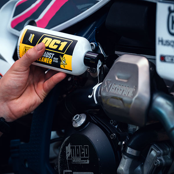 Motoruitlaat wordt schoongemaakt met OC1 Exhaust Cleaner