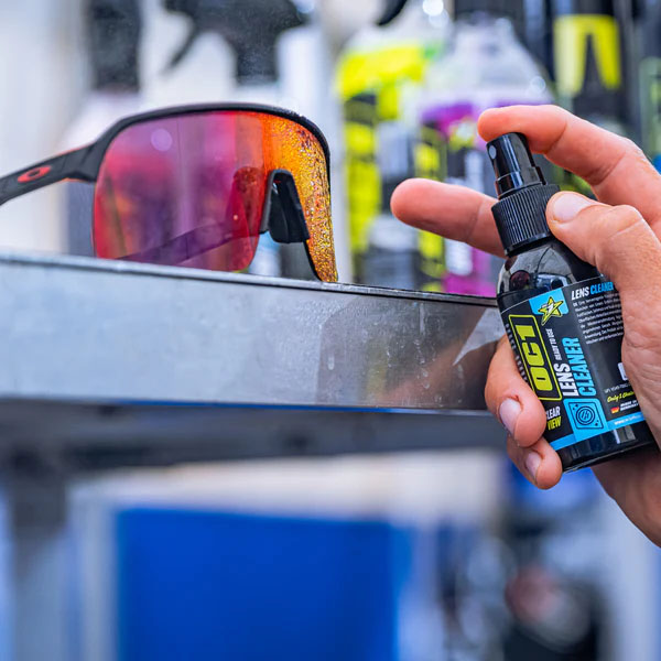 OC1 Lens Cleaner wordt op een crossbril gebruikt