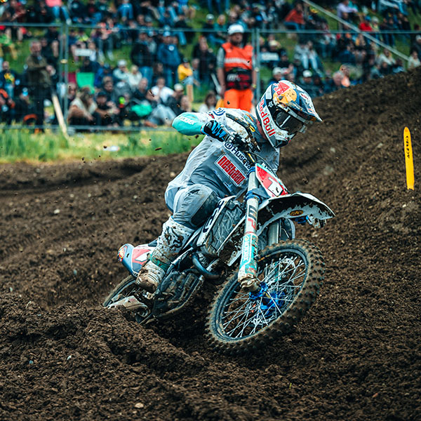 Crossmotor in het terrein