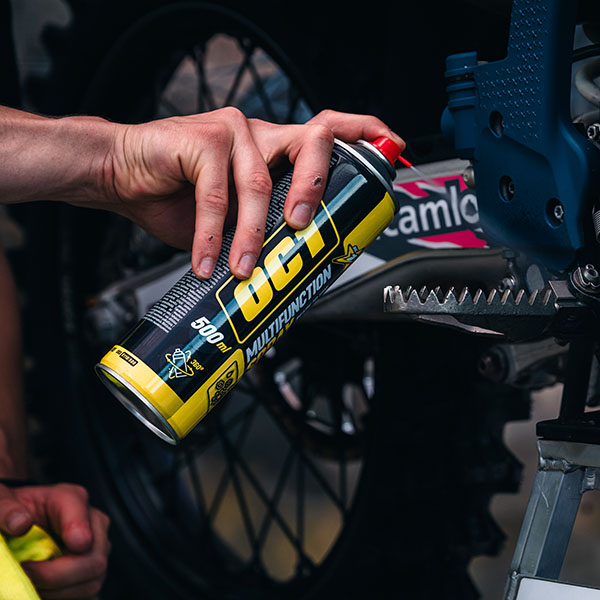 OC1 Multifunction Spray wordt op een scharnierpunt gespoten