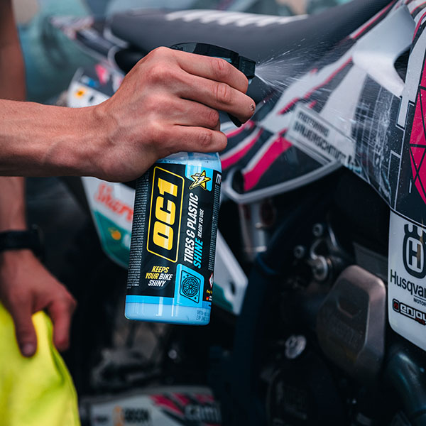 OC1 Tires & Plastic Shine aanbrengen op kunststof delen van een motor tijdens professionele service