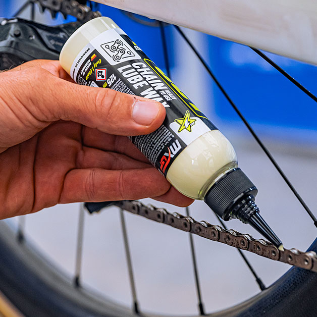 OC1 Chain Lube Wax aanbrengen op een fietsketting &ndash; druppel voor druppel op een schone aandrijflijn