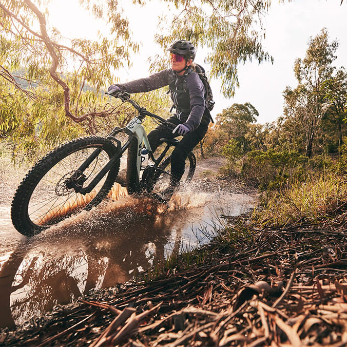 Mountainbiker in het terrein